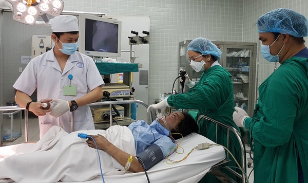 Một nạn nhân được nội soi hô hấp tại phòng cấp cứu Bệnh viện Chợ Rẫy. Ảnh: Lê Phương.