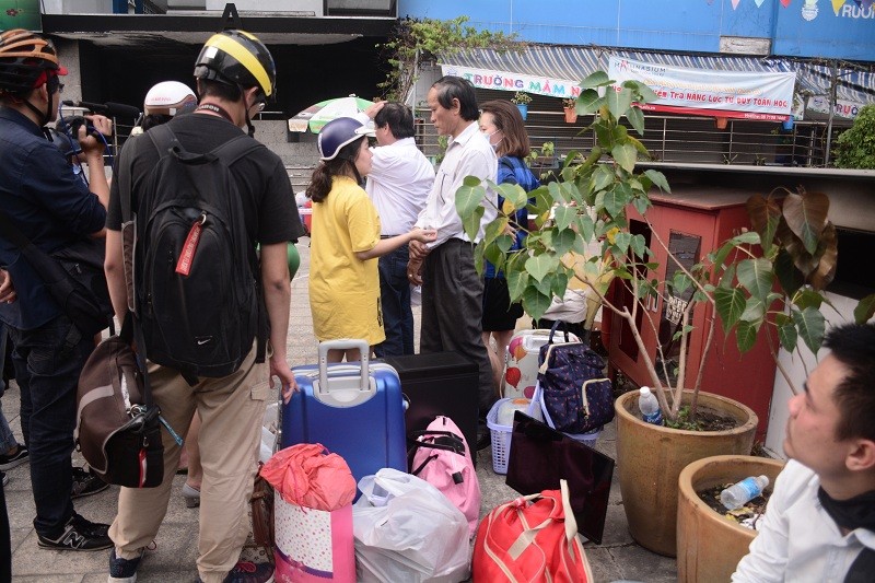 Cư dân với đồ đạc để đi nơi khác sống tạm thời sau vụ hỏa hoạn
