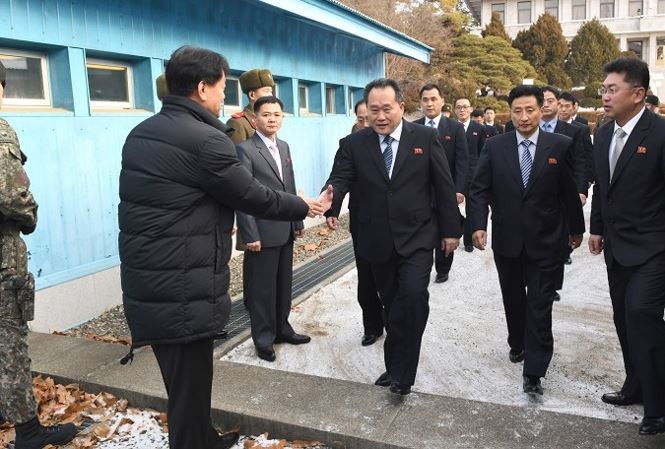 Phái đoàn Triều Tiên bước qua biên giới đến Hàn Quốc đàm phán hồi tháng 1/2018. (Ảnh: EPA)