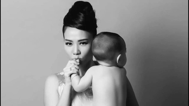 Lần đầu lộ diện con trai 3 tuổi của ca sĩ Thu Minh với chồng Tây