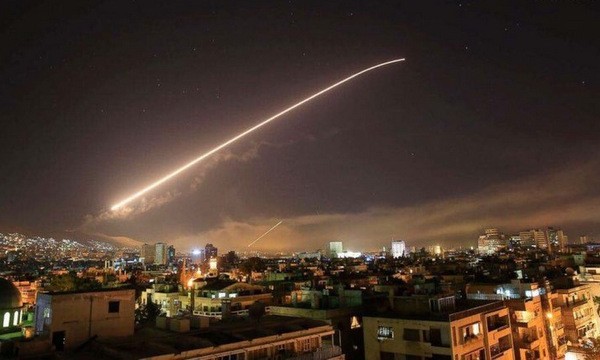 Hệ thống phòng không Syria khai hỏa đánh chặn tên lửa Mỹ. Ảnh: AP.