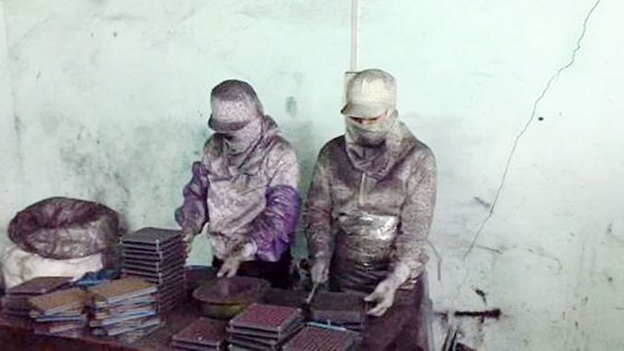 Công nhân trong cơ sở của bà Chúc đang dùng bột than tre đóng vào viên con nhộng để làm thuốc chữa ung thư
