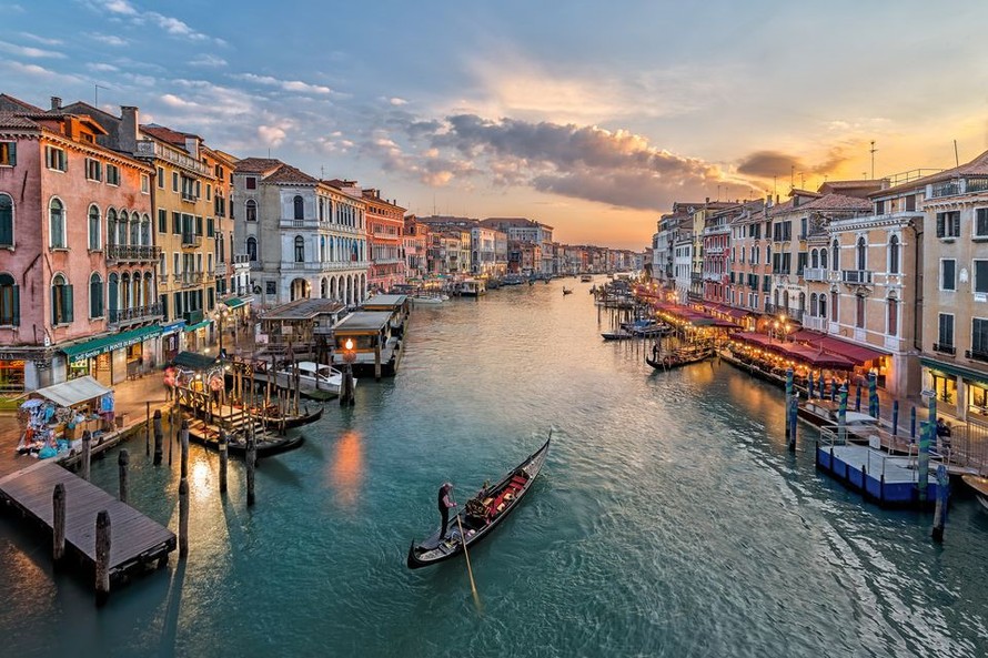 Venice (Italy) - thành phố trên những hòn đảo nổi này là điểm đến tuyệt diệu và đầy lãng mạn, phù hợp cho những cặp đôi. (Ảnh: TripSavvy)