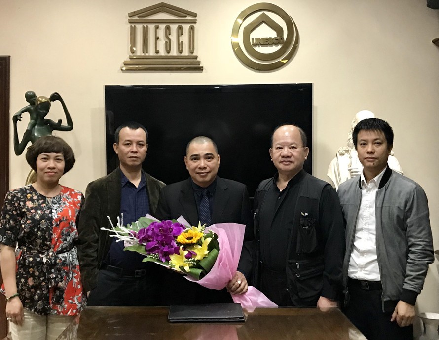 Chủ tịch Liên hiệp các Hội UNESCO Việt Nam Nguyễn Xuân Thắng và BBT Ngày Nay trao quyết định bổ nhiệm cho ông Phạm Hữu Quang 