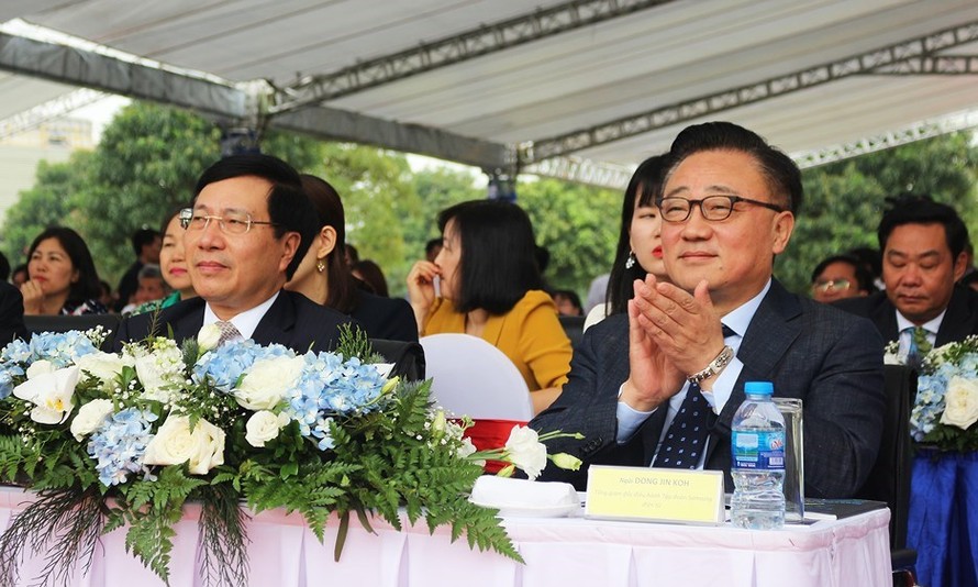 Phó Thủ tướng Chính phủ - Bộ trưởng Ngoại giao Phạm Bình Minh và ông Koh Dong Jin, Tổng giám đốc Điều hành Samsung tại buổi lễ