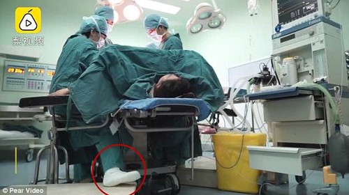 Hình ảnh ghi lại ca phẫu thuật ngày 5.4, bác sĩ Song mổ cho bệnh nhân trong tình trạng bàn chân phải được băng bó bằng thạch cao