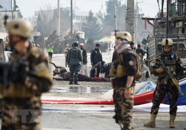 Lực lượng an ninh Afghanistan gác tại hiện trường một vụ đánh bom ở Kabul ngày 2/3 vừa qua. (Ảnh: AFP)