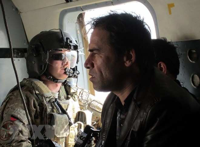 Cố nhà báo của hãng AFP Shah Marai trong một lần tác nghiệp cùng các thành viên Lực lượng hỗ trợ an ninh quốc tế tại Afghanistan năm 2013. (Nguồn: AFP/TTXVN)