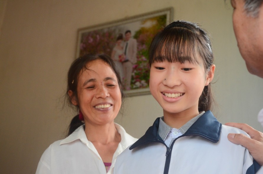 Chị Nam hạnh phúc nhìn con gái ngoan ngoãn và chăm học