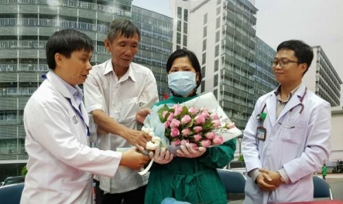 Các bác sĩ chúc mừng chị Hương ngày xuất viện sau phẫu thuật ghép tim