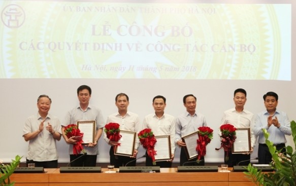 Chủ tịch TP Nguyễn Đức Chung trao quyết định điều động và bổ nhiệm 5 Phó Giám đốc sở, ngành