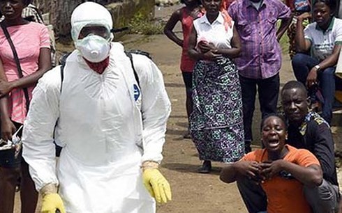 Nhân viên y tế Sierra Leone kiểm tra một ngôi làng có người nhiễm Ebola (Ảnh minh họa: AFP)