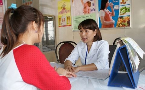 Bác sĩ tư vấn cho phụ nữ trong độ tuổi sinh sản về các biện pháp phòng ngừa viêm nhiễm phụ khoa (ảnh minh họa)