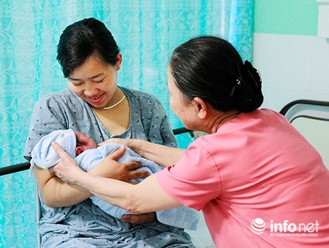 Hai mẹ con sản phụ Trương Thị Thu đang được nữ hộ sinh Văn Thị Ái Lân chăm sóc tại Bệnh viện đa khoa Gia Đình - Đà Nẵng 