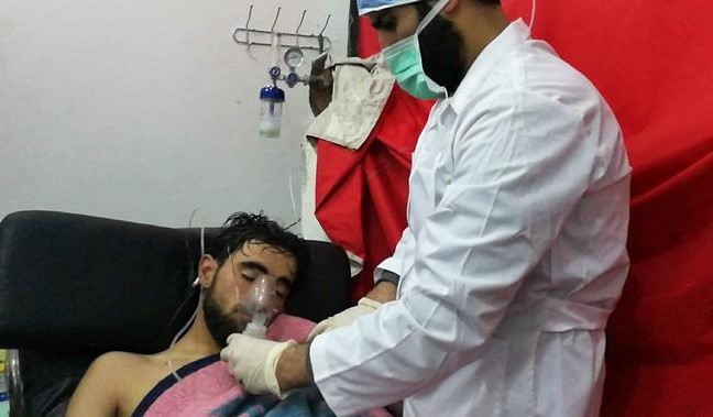 Một thường dân được điều trị sau cuộc tấn công hôm 4/2 ở Saraqeb. Ảnh: DW.