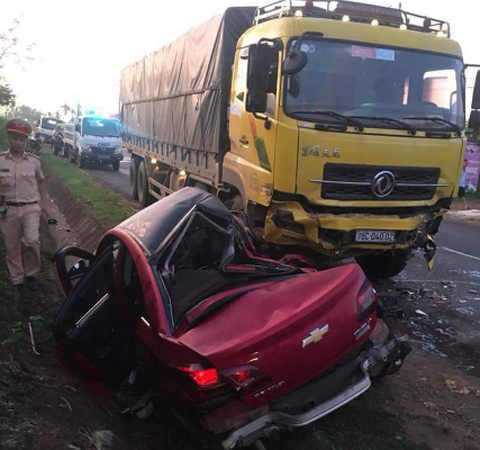 Đắk Lắk: Ô tô con 'dính' chặt xe tải, 4 người thương vong