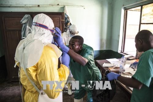 Nhân viên y tế chẩn đoán và điều trị cho bệnh nhân nghi nhiễm virus Ebola tại Bikoro, CHDC Congo ngày 12/5. Ảnh: EPA-EFE/TTXVN