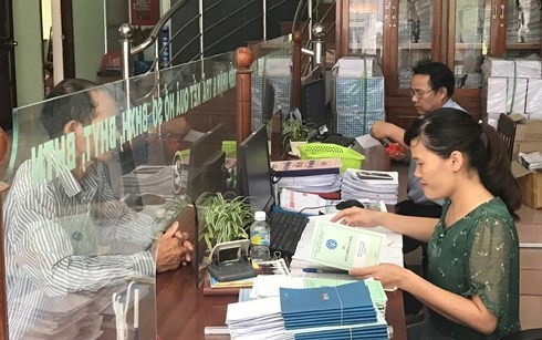 Cơ quan BHXH huyện Tây Sơn (Bình Định) giải quyết chế độ, chính sách cho người tham gia BHXH.