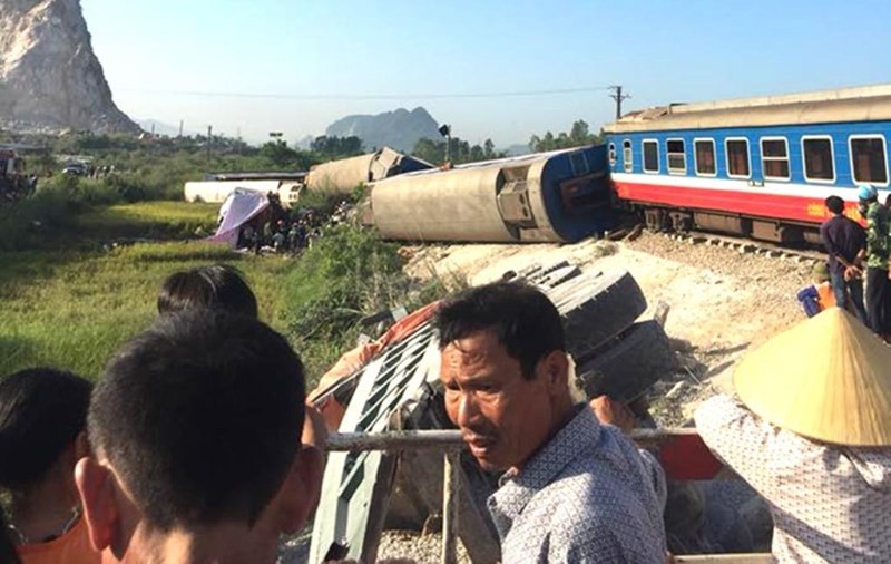 Vụ lật tàu nghiêm trọng ở Thanh Hóa khiến 2 người chết và nhiều người bị thương.