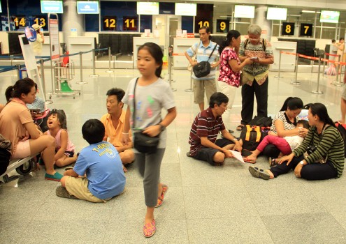 Hành khách bị chậm chuyến chờ đợi ở sân bay Đà Nẵng. Ảnh: Nguyễn Đông