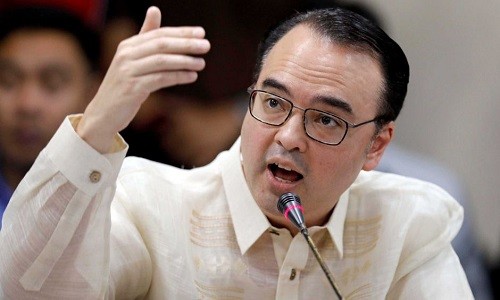 Ngoại trưởng Cayetano phát biểu tại Thượng viện Philippines tháng 5/2017. Ảnh: AP
