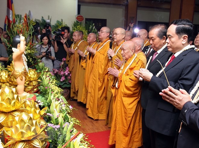 Phó Thủ tướng Trương Hoà Bình, các hòa thượng, Thượng tọa và các đại biểu dâng hương kính mừng Đại Lễ Phật đản. (Ảnh: Nguyễn Dân/TTXVN)