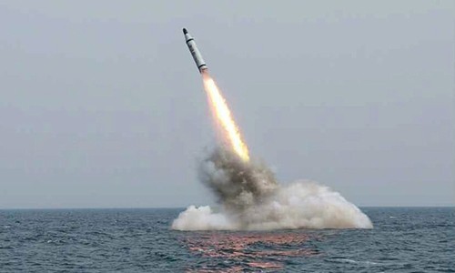 Triều Tiên phóng một tên lửa đạn đạo từ tàu ngầm trong cuộc thử nghiệm năm 2015. Ảnh: KCNA.
