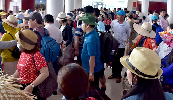 Hơn 2.300 du khách bị kẹt ở huyện đảo Lý Sơn do áp thấp nhiệt đới. Ảnh: M.Hoàng.