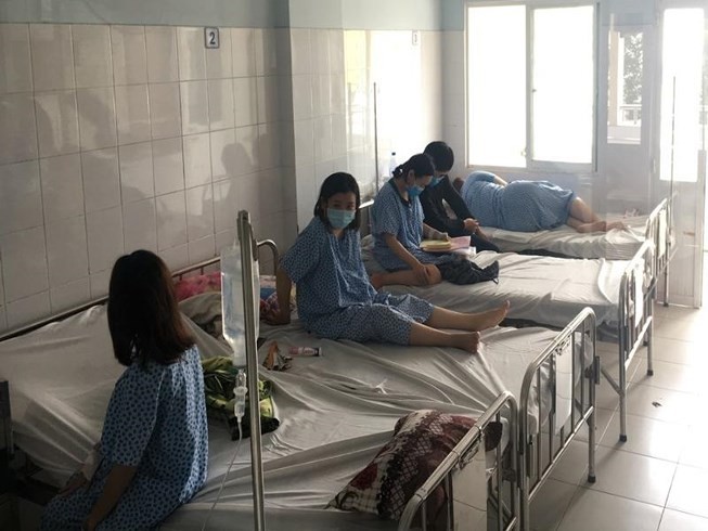 Sáng 4-6, khoa Nội soi BV Từ Dũ còn năm bệnh nhân, trong đó một bệnh nhân mắc cúm đã hết sốt và bốn bệnh nhân tiếp tục trị bệnh. Ảnh: HL
