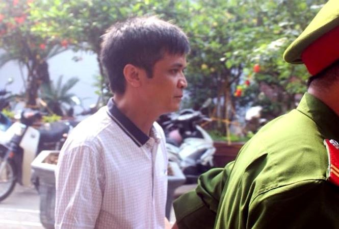 Bị cáo Nguyễn Đình Lê được dẫn giải tới phòng xử.