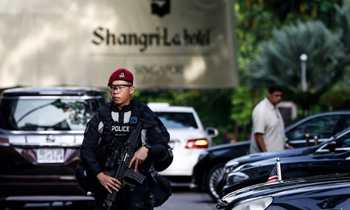 Một cảnh sát đang tuần tra trước khách sạn Shang-ri La trong thời gian diễn ra sự kiện Đối thoại Shang-ri La hồi đầu tháng. Ảnh: AP.