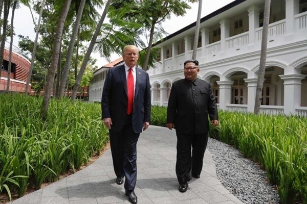 Tổng thống Mỹ Donald Trump (trái) và lãnh đạo Triều Tiên Kim Jong-un cùng đi dạo trong khuôn viên khách sạn Capella, Singapore, sau khi họp thượng đỉnh vào hôm qua. Ảnh: AP.