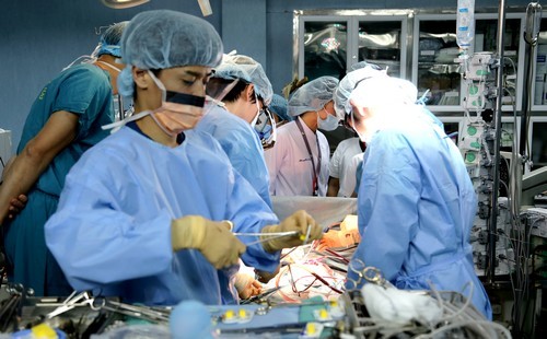 Các bác sĩ Bệnh viện Việt Đức trong ca ghép phổi cho bệnh nhi 7 tuổi. Ảnh: BVCC.