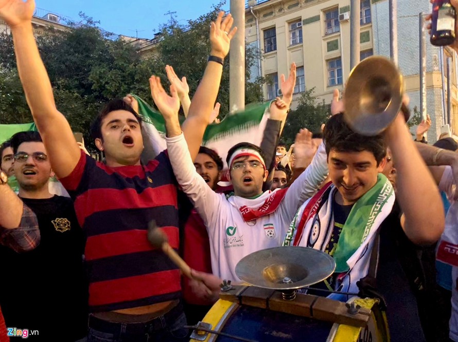 Nhóm cổ động viên Iran ăn mừng tại phố cổ Nikolskaya sau khi chủ nhà thắng trận đầu tiên tại World Cup 2018. Ảnh: Ngân Giang