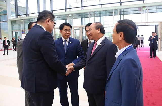 Thủ tướng Chính phủ Nguyễn Xuân Phúc và các đại biểu tham dự hội nghị "Hà Nội 2018 - Hợp tác đầu tư và phát triển" sáng 17.6 (Ảnh Dân Việt)