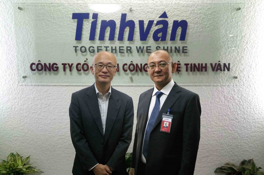 Ông Toru Kuwano (Tổng giám đốc TIS) và ông Hoàng Tô (Chủ tịch Tinh Vân)