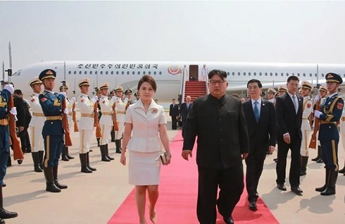 Ngày 19/6, Nhà lãnh đạo Triều Tiên Kim Jong-un cùng phu nhân tới Bắc Kinh, bắt đầu chuyến thăm 2 ngày Trung Quốc. Ảnh: Reuters