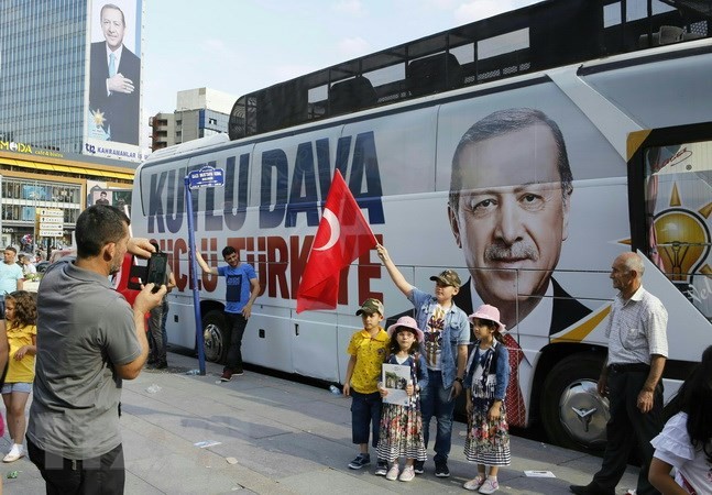 Ảnh vận động tranh cử của Tổng thống Recep Tayyip Erdogan trên một đường phố ở Ankara. (Ảnh: THX/TTXVN)