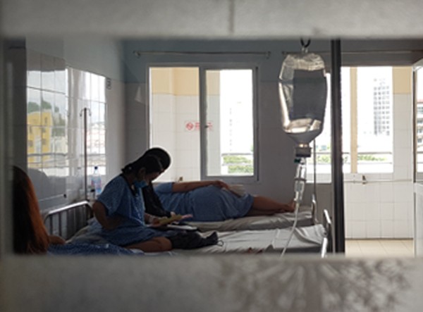 Bệnh nhân cúm A/H1N1 điều trị cách ly tại Bệnh viện Từ Dũ (TP HCM) đầu tháng 6. Ảnh: Lê Phương.