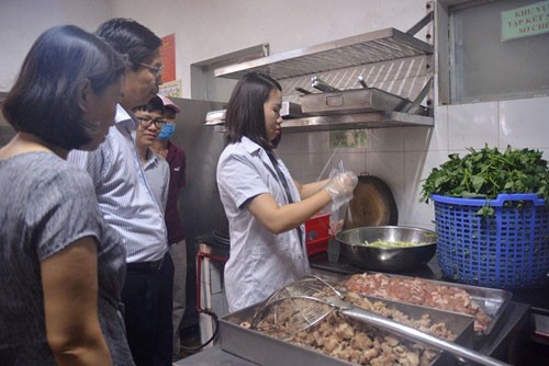 Đoàn kiểm tra liên ngành về an toàn thực phẩm do Sở Y tế Hà Nội chủ trì tiến hành lấy mẫu thực phẩm để kiểm nghiệm.
