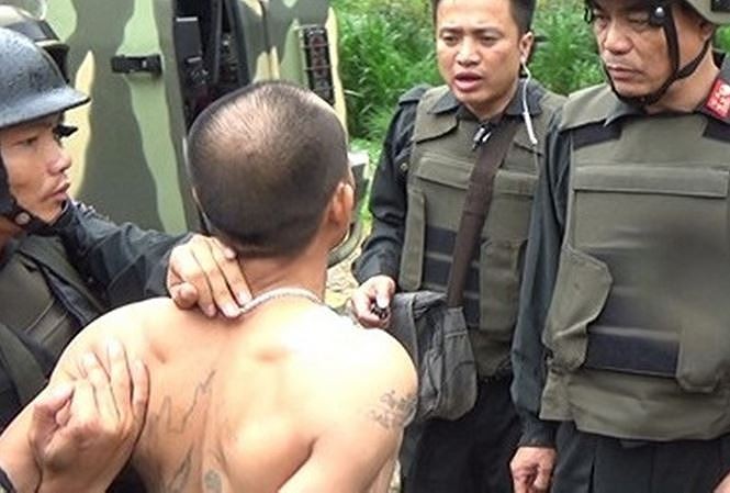 Đối tượng chống đối cảnh sát trong quá trình tiêu diệt 2 tram ma túy bị bắt giữ. Ảnh: Vov.vn