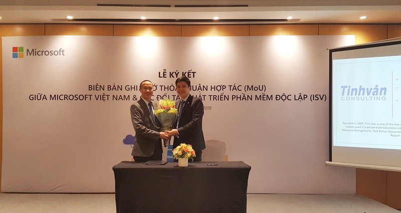 TGĐ Tinhvan Consulting Nguyễn Huy Cương (bên trái) và TGĐ Microsoft Việt Nam Phạm Thế Trường ký kết thoả thuận hợp tác ISV