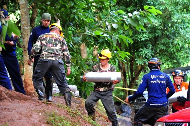 Lực lượng cứu hộ tìm cách giải cứu các thành viên đội bóng mắc kẹt trong hang Tham Luang ở tỉnh Chiang Rai, Thái Lan ngày 2/7. (Ảnh: THX/TTXVN)