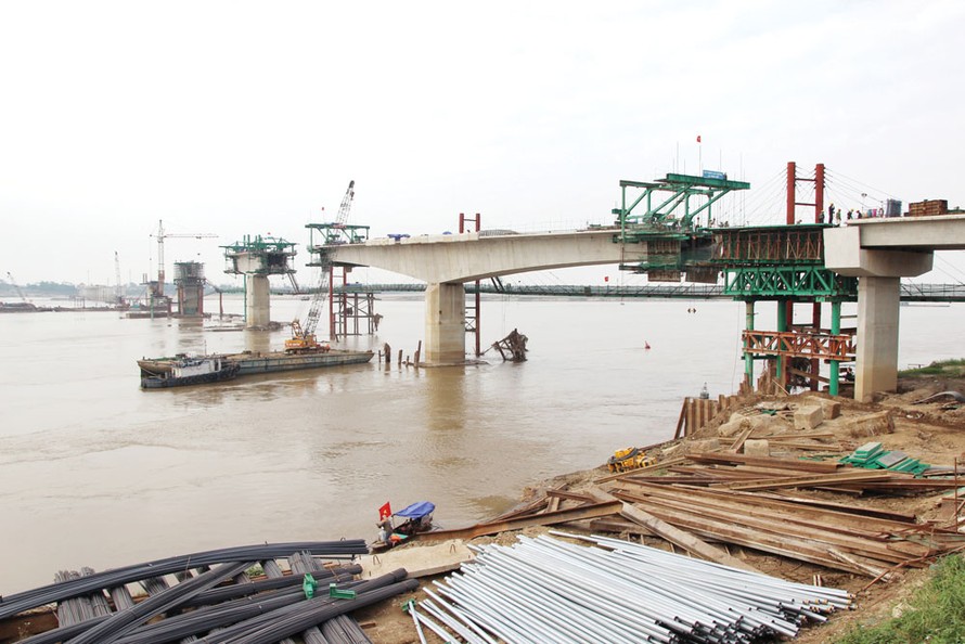 Sắp hoàn thành hai cầu lớn vượt sông Hồng
