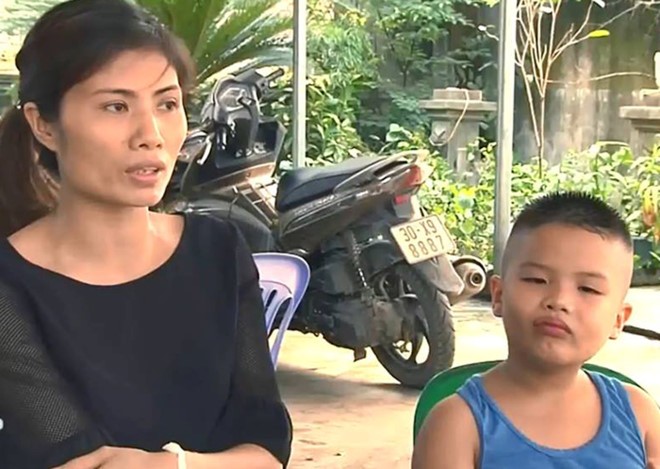 Chị Hương bên con trai Đoàn Nhật Minh (SN 2012). Ảnh: Cắt từ clip VTC News