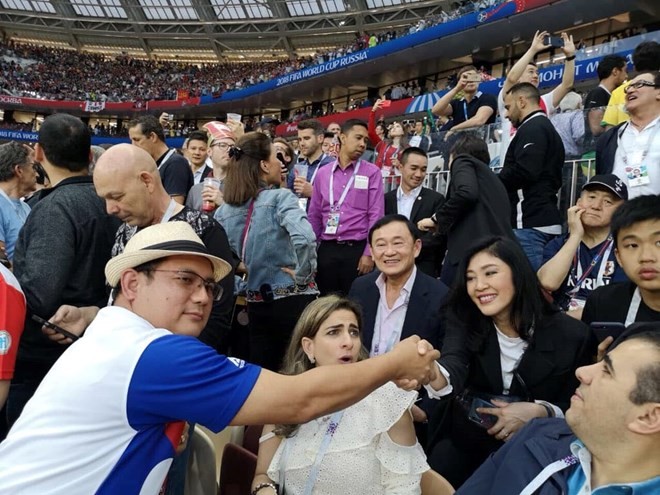 Hai nhân vật được cho là hai anh em ông Thaksin trên khán đài ở World Cup 2018 tại Nga (Nguồn: Twitter)