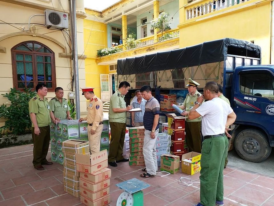 Lực lượng chức năng Lạng Sơn kiểm đếm, phân loại số thực phẩm nhập lậu vừa bắt giữ 