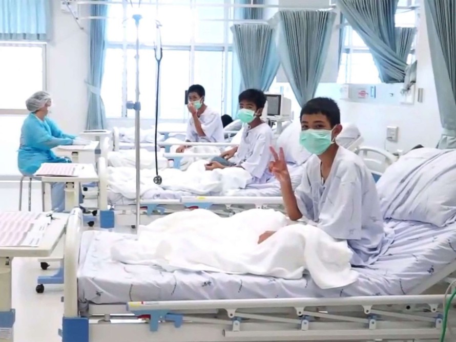 Các thành viên đội bóng Thái Lan đang hồi phục trong bệnh viện