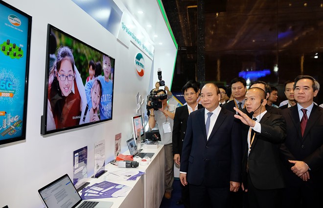 Thủ tướng Nguyễn Xuân Phúc xem các gian hàng tại triển lãm quốc tế về công nghiệp 4.0. Ảnh: Quang Hiếu/VGP