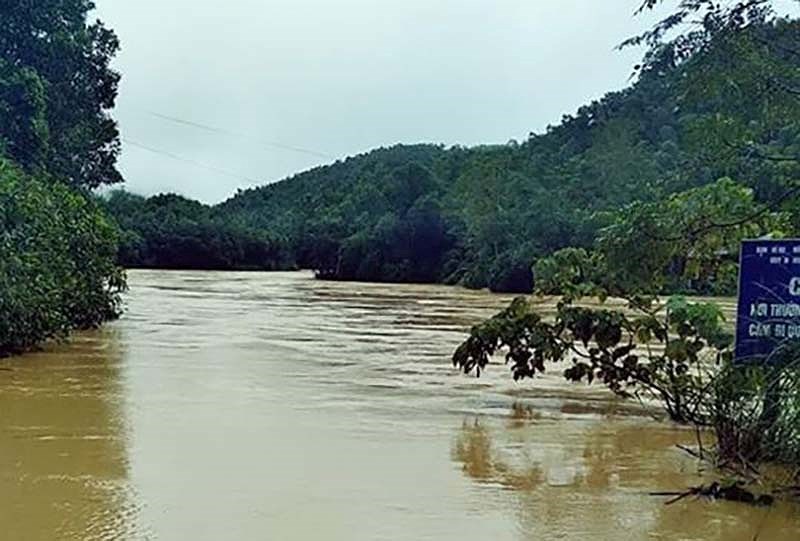 Đường dẫn vào xã Luận Khê, huyện Thường Xuân (Thanh Hóa) bị mưa lũ chia cắt trong hai ngày qua. Ảnh: Nguyễn Nhung